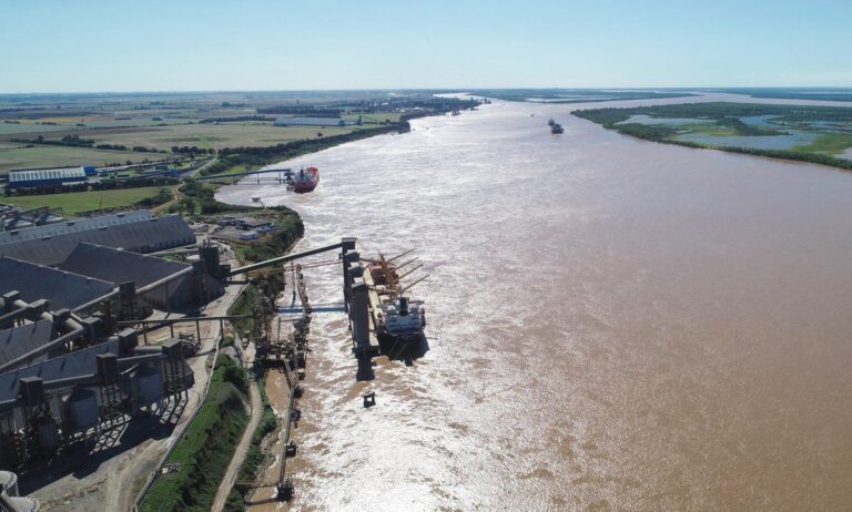 Buque navegando por la Hidrovía Paraná-Paraguay, principal vía de comercio exterior argentino