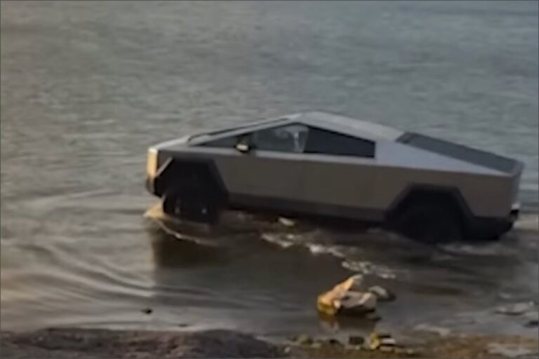 Tesla Cybertruck averiado en el Lago Grapevine, Texas