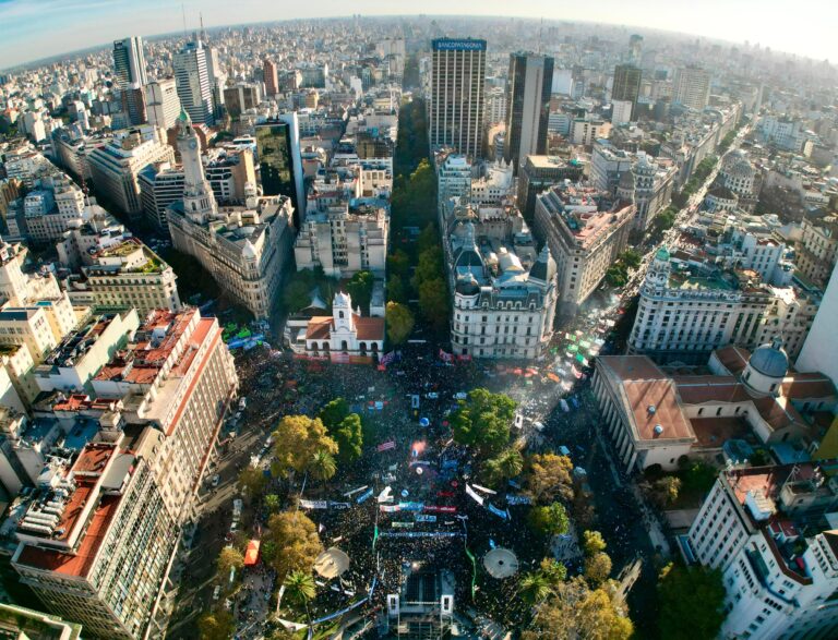 Manifestantes en la marcha universitaria en Plaza de Mayo