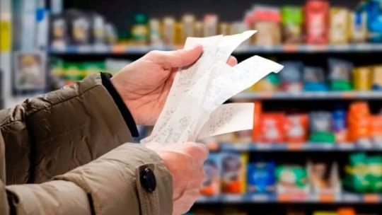 Personas comprando en un almacén de barrio en Argentina