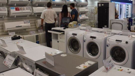 Persona comprando una moto en un concesionario del NEA