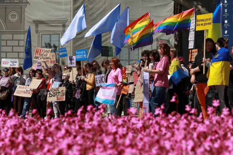 Plantón frente al CAI del Parque Centenario en Bucaramanga tras denuncia de agresión a mujer trans