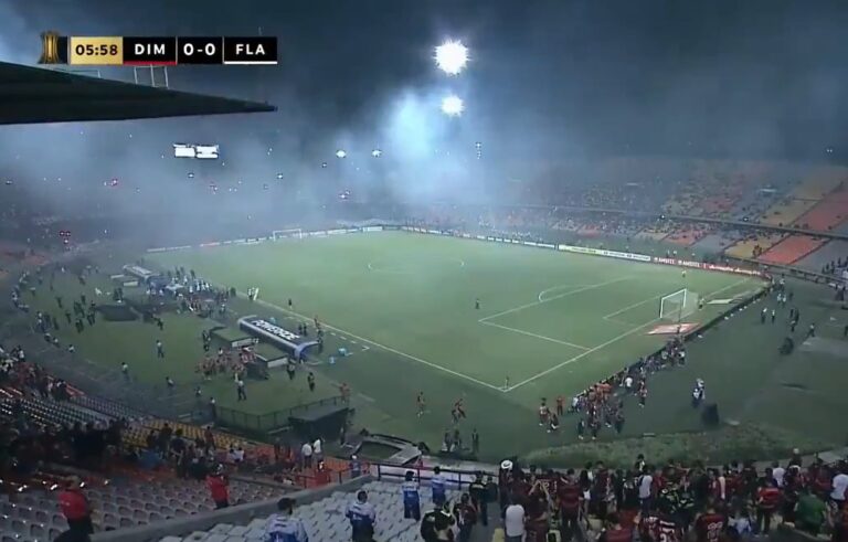 Humareda roja en las tribunas del estadio Anastasio Girardot durante el partido suspendido entre Independiente de Medellín y Flamengo