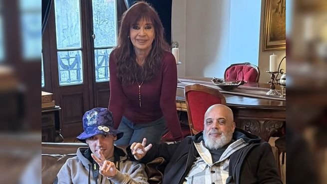 Cristina Kirchner de pie detrás de Pablo Grillo y su padre Fabián en el domicilio de la expresidenta