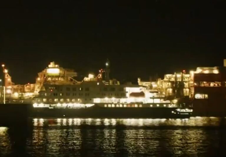 Crucero MV Hondius atracado en el puerto de Granadilla, Tenerife, durante la evacuación por brote de hantavirus