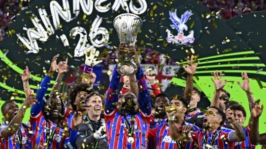 Jugadores de Crystal Palace celebrando el título de la Conference League en el Red Bull Arena de Leipzig