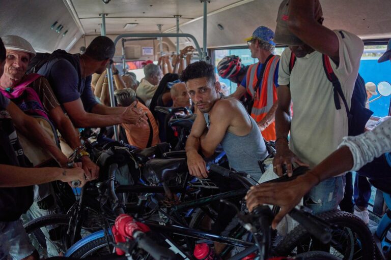 Autobuses en La Habana durante crisis de combustibles en Cuba