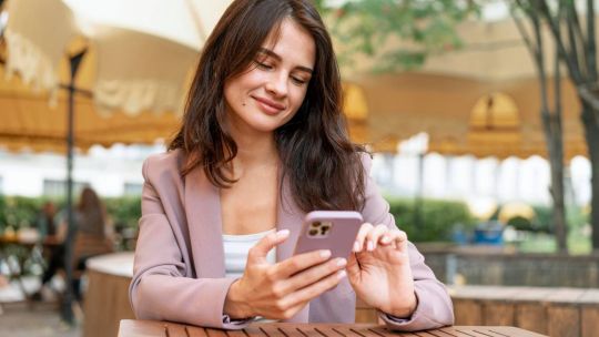 Persona usando celular con app de Cabify y PedidosYa, tarjetas Visa y Mastercard de Banco Provincia