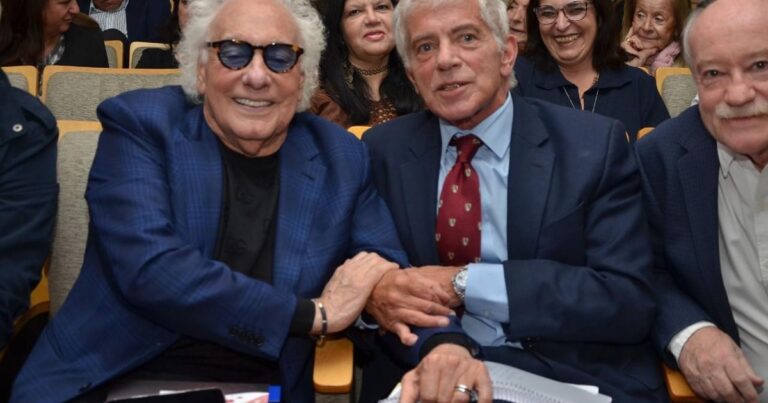 Mariano Cúneo Libarona y Guillermo Coppola en la presentación de la novela De Cuello Blanco