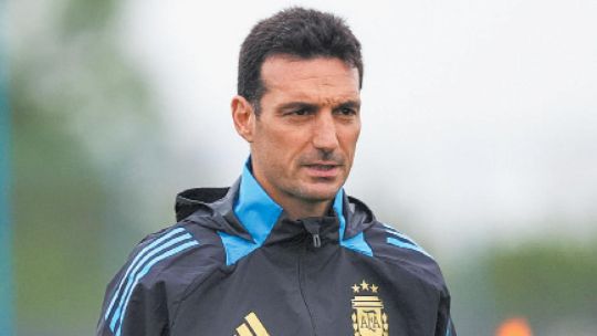 Jugadores de la Selección Argentina entrenando con la camiseta albiceleste