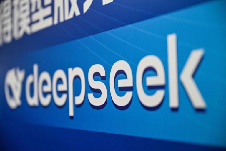 Logo de DeepSeek en pantalla de computadora