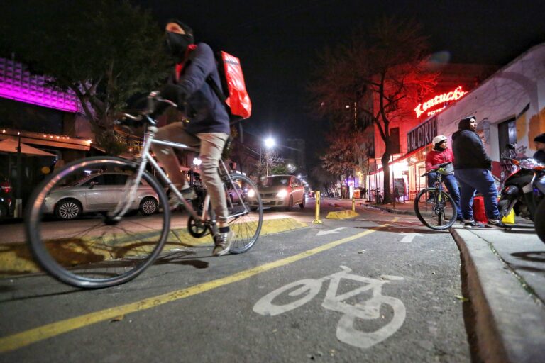 Repartidor de delivery en bicicleta en la calle