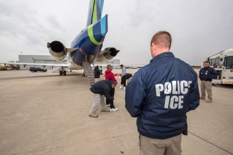 Avión de deportación del ICE en pista de aterrizaje