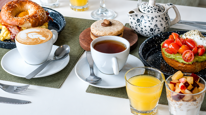 Tetera con té y taza en una mesa de café, decoración primaveral