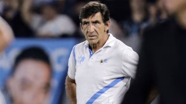 Diego Milito y Gustavo Costas en un partido de Racing Club