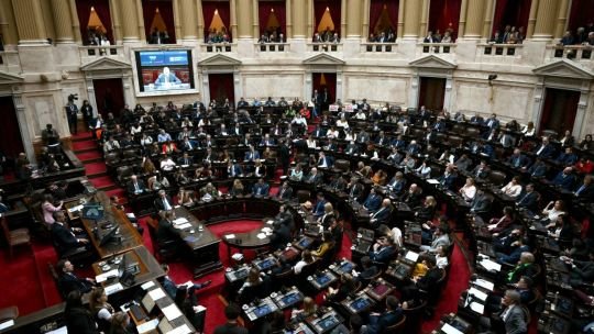 Sesión en la Cámara de Diputados con legisladores en sus bancas