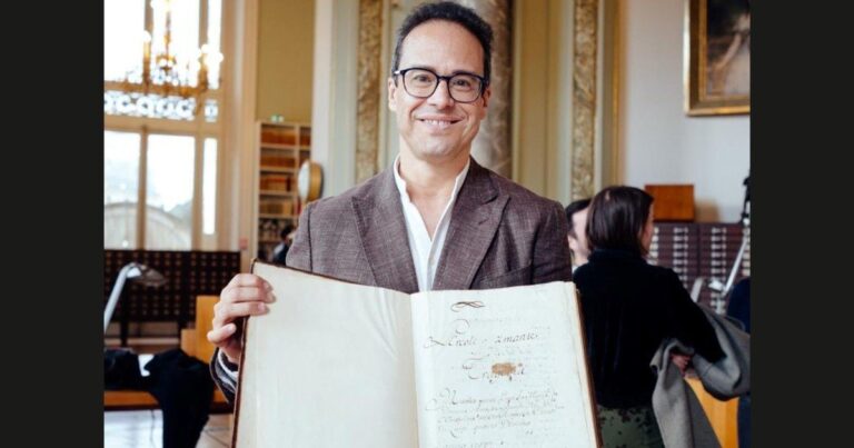 Leonardo García Alarcón dirigiendo una orquesta en un escenario