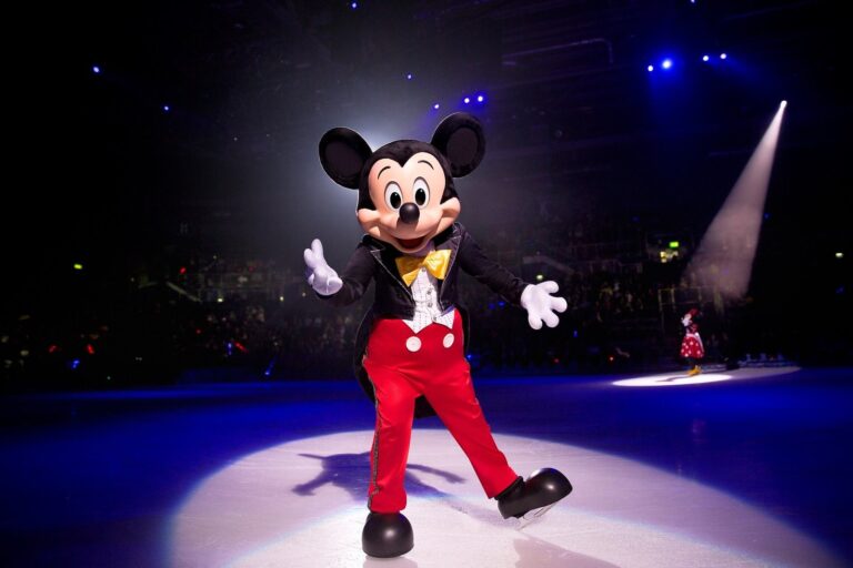 Espectáculo Disney on Ice sobre hielo con personajes de Frozen y Encanto