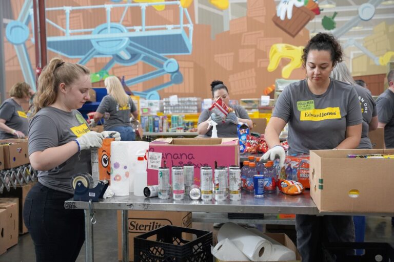 Personas retirando alimentos frescos en una distribución gratuita en Florida