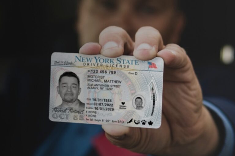 Licencia de conducir de Nueva York sobre un escritorio con documentos y un teléfono