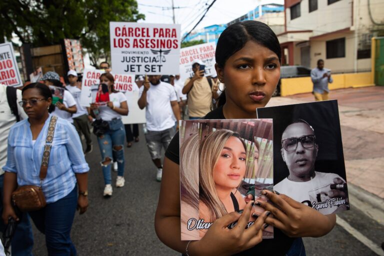 Manifestantes en Santo Domingo exigen justicia por víctimas de tragedia en discoteca Jet Set