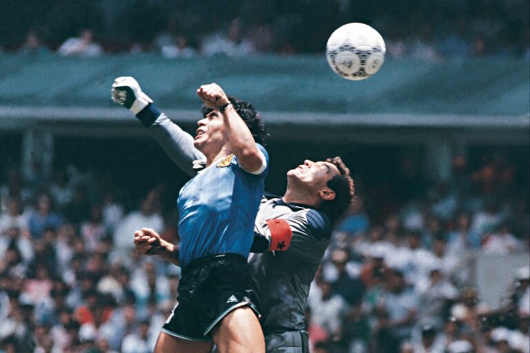 Escena del documental El partido con jugadores argentinos e ingleses en el Estadio Azteca