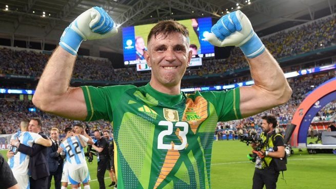Emiliano Martínez celebra con el trofeo de la Europa League tras la victoria del Aston Villa sobre Friburgo