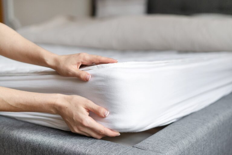 Mujer realizando tareas de limpieza en una casa particular
