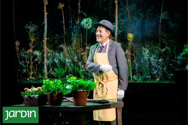 Escenografía de la obra Desde el jardín en el teatro Metropolitan con módulos vegetales y proyecciones