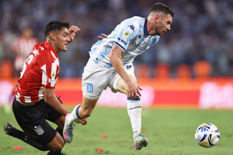 Estadio UNO de La Plata durante el partido entre Estudiantes y Racing por los octavos del Torneo Apertura 2026