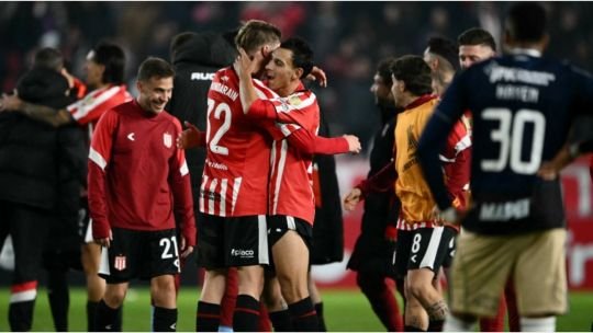 Jugadores de Estudiantes de La Plata celebran tras el gol de Mikel Amondarain contra Independiente Medellín en el estadio UNO