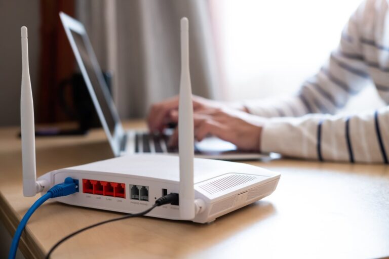 Router con una moneda colocada sobre su superficie