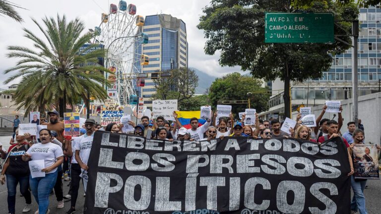 Familiares de presos políticos en vigilia frente a una cárcel en Venezuela