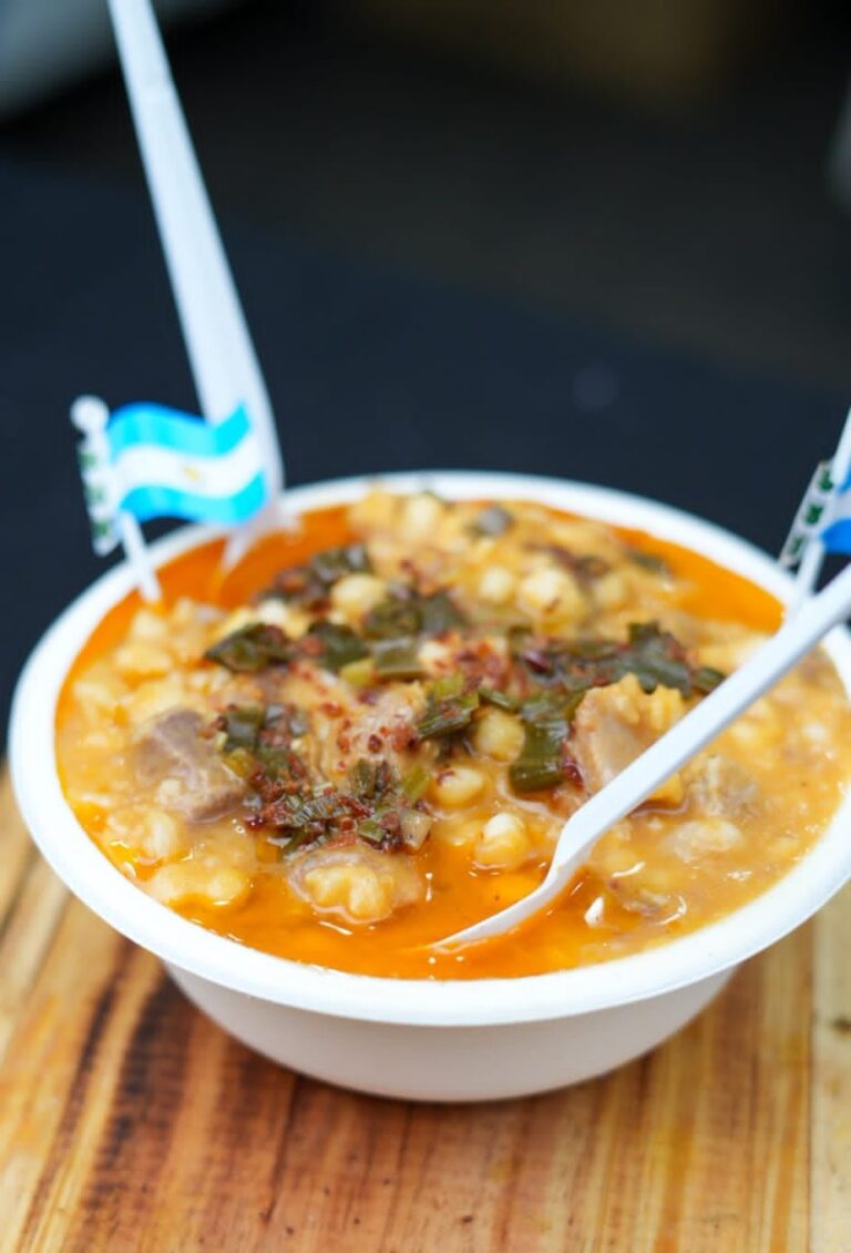 Puestos de comida en la feria Sabores de la Patria en Recoleta