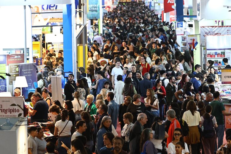 Multitud de jóvenes en los pasillos de la Rural durante la Feria del Libro de Buenos Aires