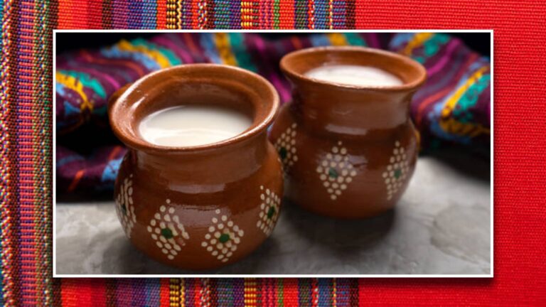 Asistentes degustando pulque en el Festival del Pulque Tradicional en Atizapán de Zaragoza