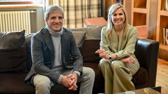 Luis Caputo y la reina Máxima durante su encuentro en el Foro Llao Llao en Bariloche