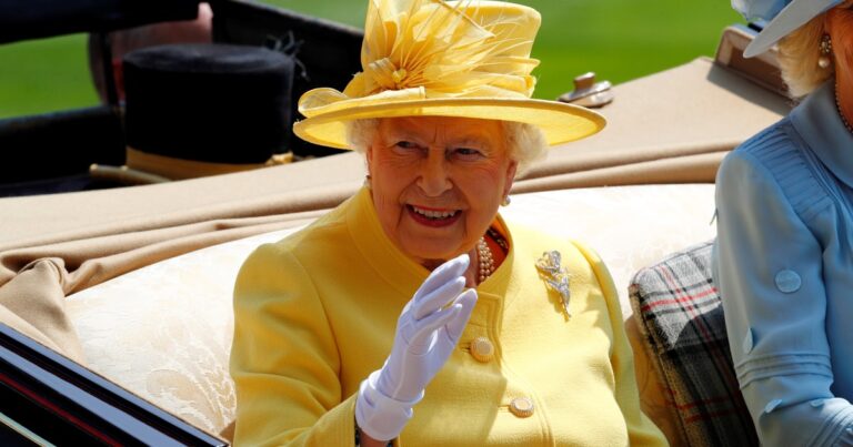 Retrato de la reina Isabel II con expresión serena durante un discurso oficial