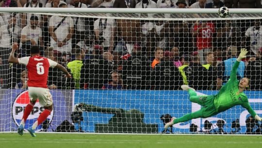 Gabriel Magalhães en el césped tras errar su penal en la final de la Champions League