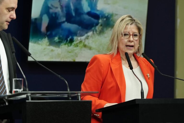 Ministra Alejandra Monteoliva anunciando acuerdo sanitario con Medicus para fuerzas de seguridad