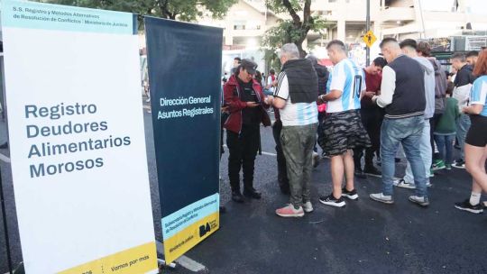 Estadio de fútbol vacío con cartel de Tribuna Segura