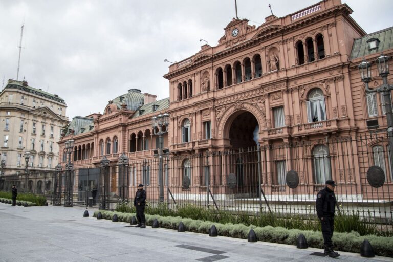 Casa Rosada con vallas de seguridad y periodistas en la vereda