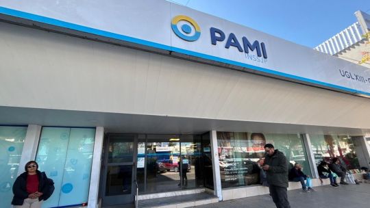Persona usando la app PAMI en un celular para cambiar de prestador médico