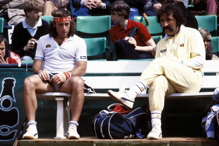 Guillermo Vilas celebrando un punto en la cancha de tenis