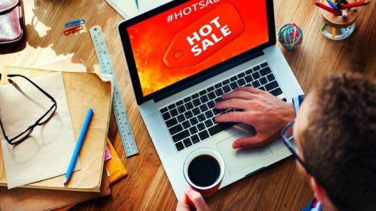 Personas comprando en línea durante el Hot Sale 2026, con ofertas de zapatillas y electrodomésticos