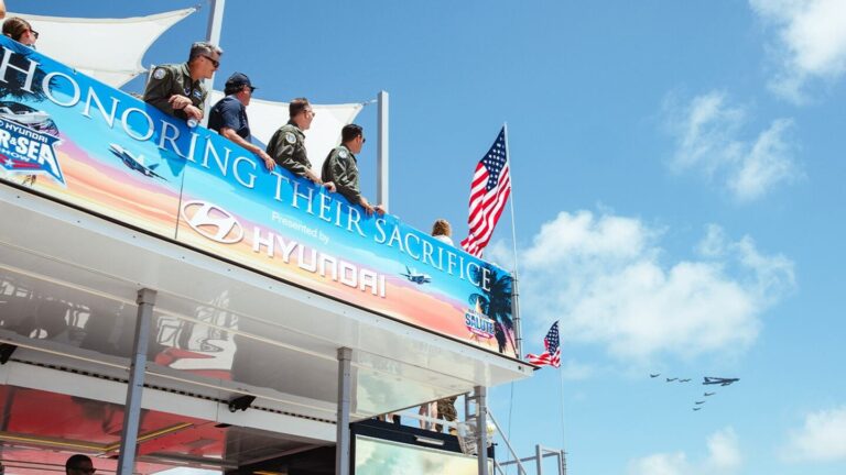 Aviones A-10 y Thunderbirds sobrevuelan Miami Beach durante el Hyundai Air & Sea Show