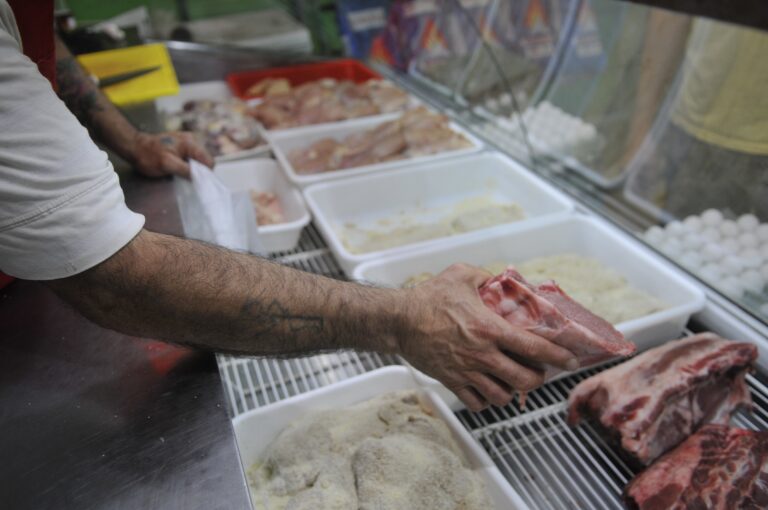 Cortes de carne vacuna, aviar y porcina en exhibición