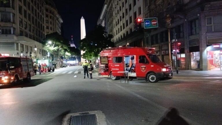 Operativo de bomberos frente al hotel HR Luxor en el microcentro porteño durante la madrugada