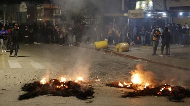 Manifestantes y policías en el puente Rancagua durante protesta por Agostina Vega