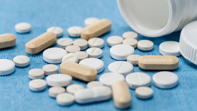 Reunión de autoridades con representantes de la industria farmacéutica